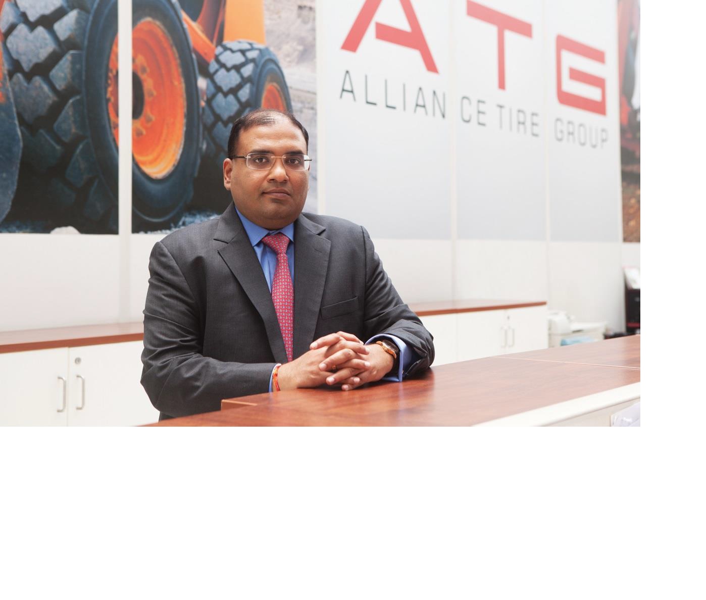 Yogesh Mahansaria (z lewej), założyciel i dyrektor generalny grupy Alliance Tire