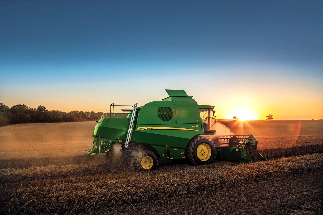 John Deere W330. Kompaktowy kombajn z dodatkowym bębnem