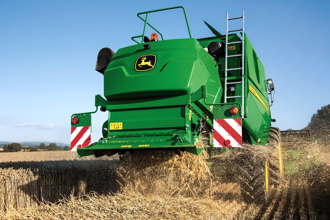 John Deere W330. Kompaktowy kombajn z dodatkowym bębnem