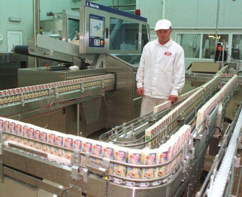 Eksporterzy wciąż tracą na spadających cenach produktów mleczarskich.