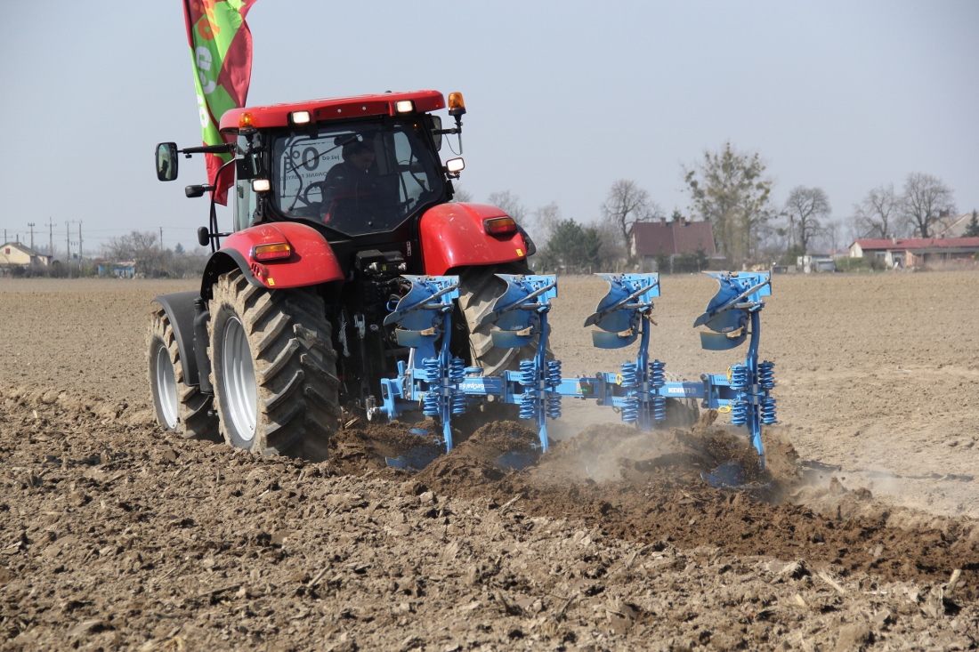 Case IH Puma 145 CVX z pługiem Lemken Europal 6