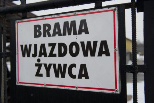 Wjazd do posesji w Rosławowicach, gdzie mieści się ubojnia z ukrytymi magazynami z mięsem nieznanego pochodzenia.