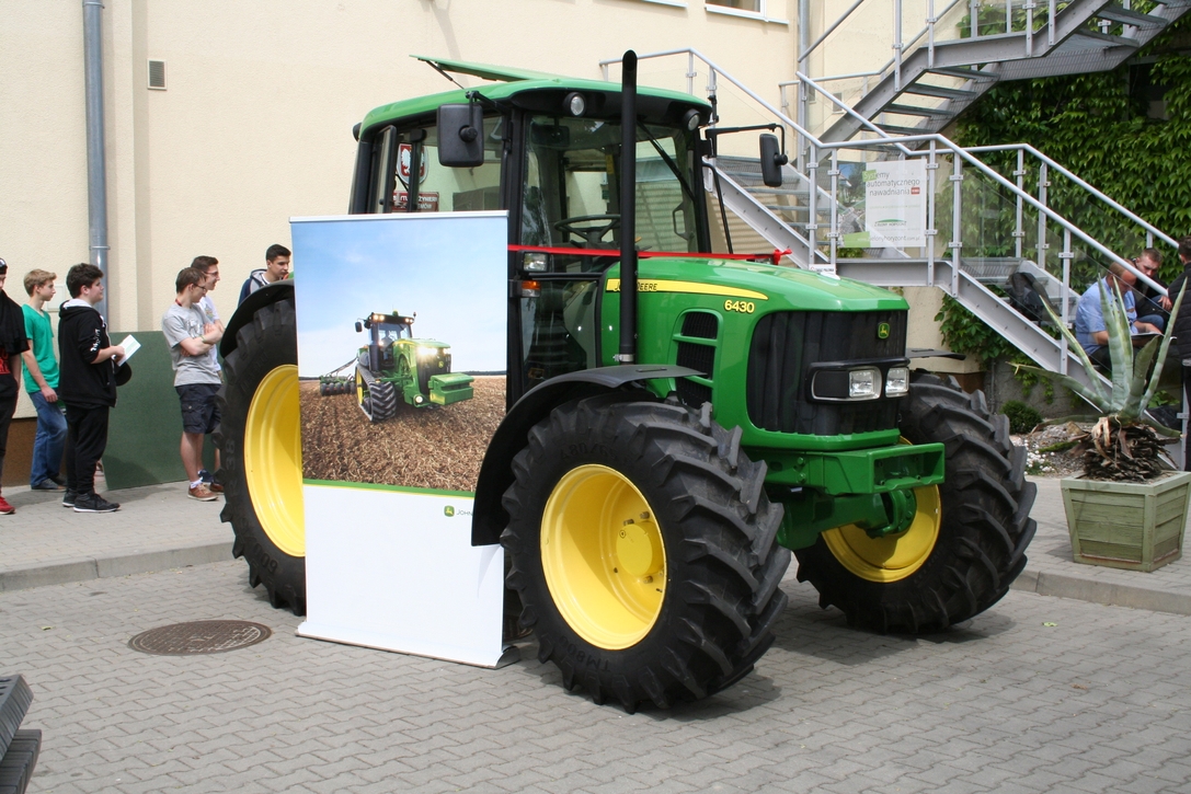 John Deere 6430 w Uniwersytecie Przyrodniczym w Poznaniu