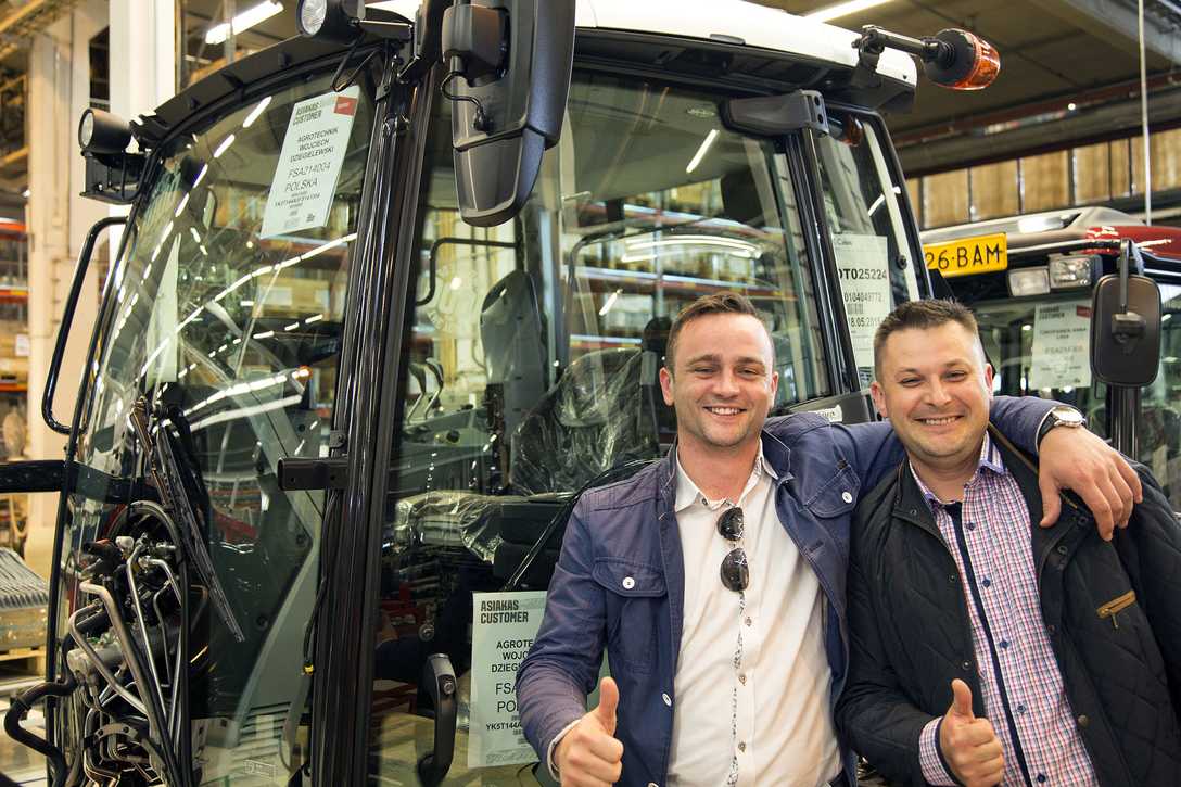 Adam Jarnutowski (po prawej) i Dyrektor Sprzedaży w firmie Agrotechnik, Adam Załuski (po lewej)