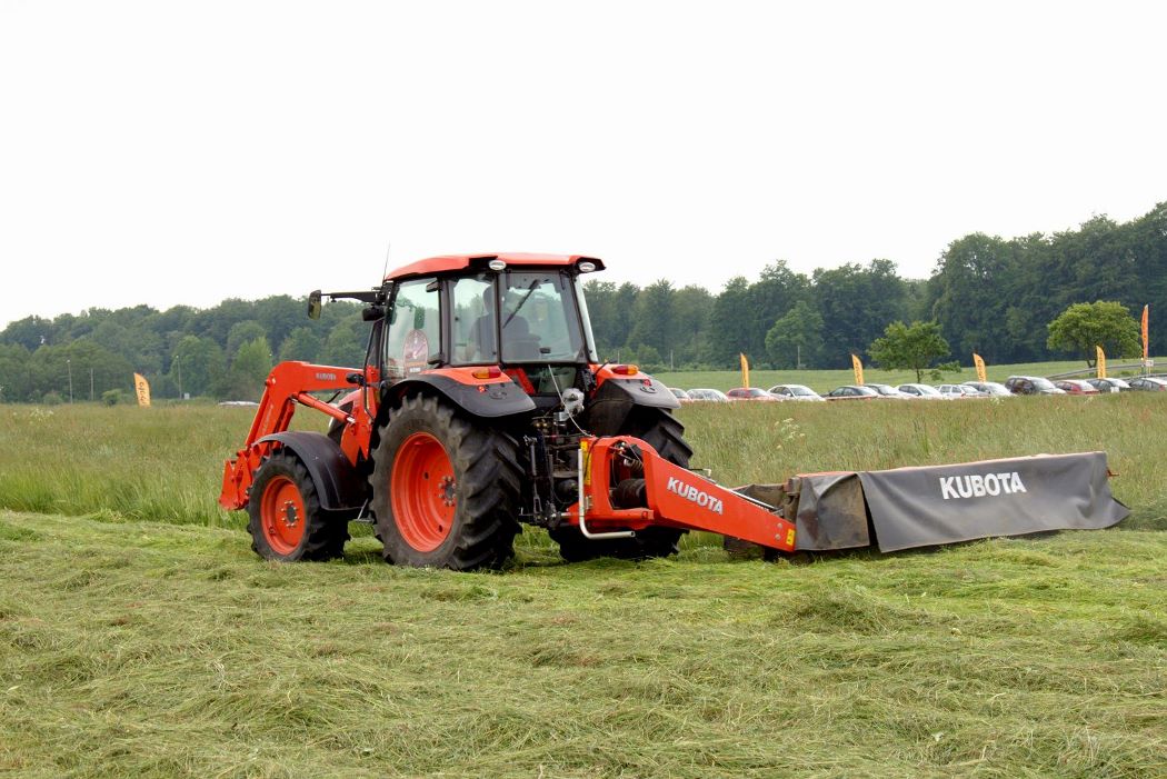 Ciągnik Kubota M9960 i kosiarki Kubota DM2028