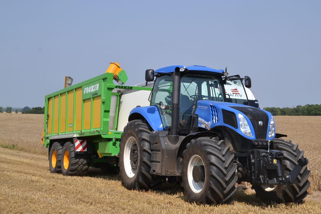 New Holland T8 z przyczepą Joskin Drakkar
