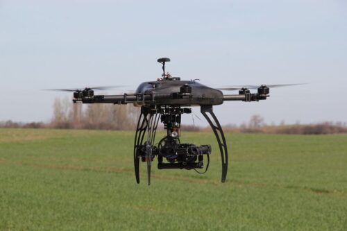 Dron z aparatem