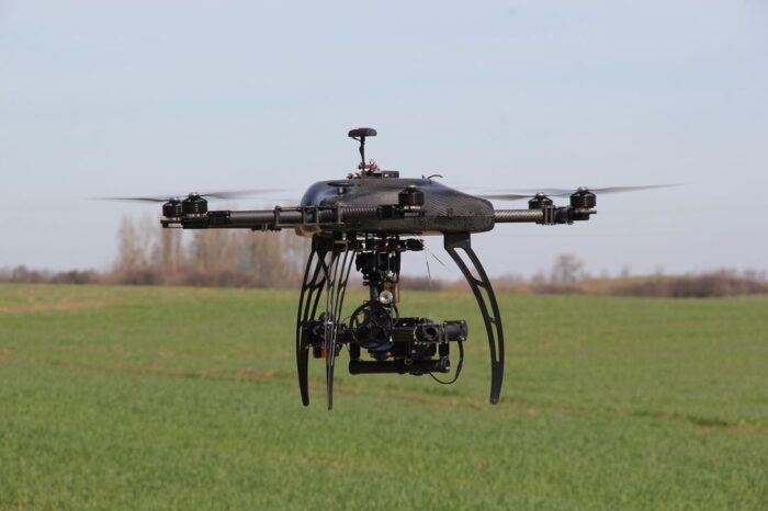 Dron z aparatem