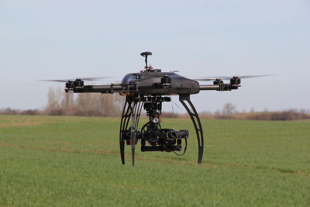 Dron z aparatem