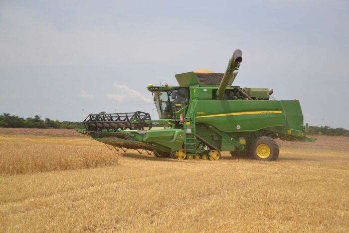 John Deere T670i