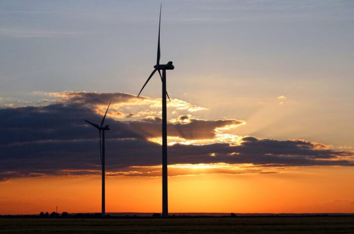 gospodarka niskoemisyjna, polityka klimatyczna, efektywność energetyczna, farma wiatrowa, panele słoneczne, pompa ciepła
