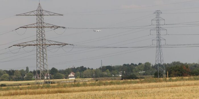 prąd,energia,słupy energetyczne,rolnicy,rolnictwo