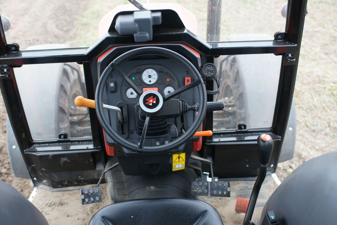 Massey Ferguson 4700 cab