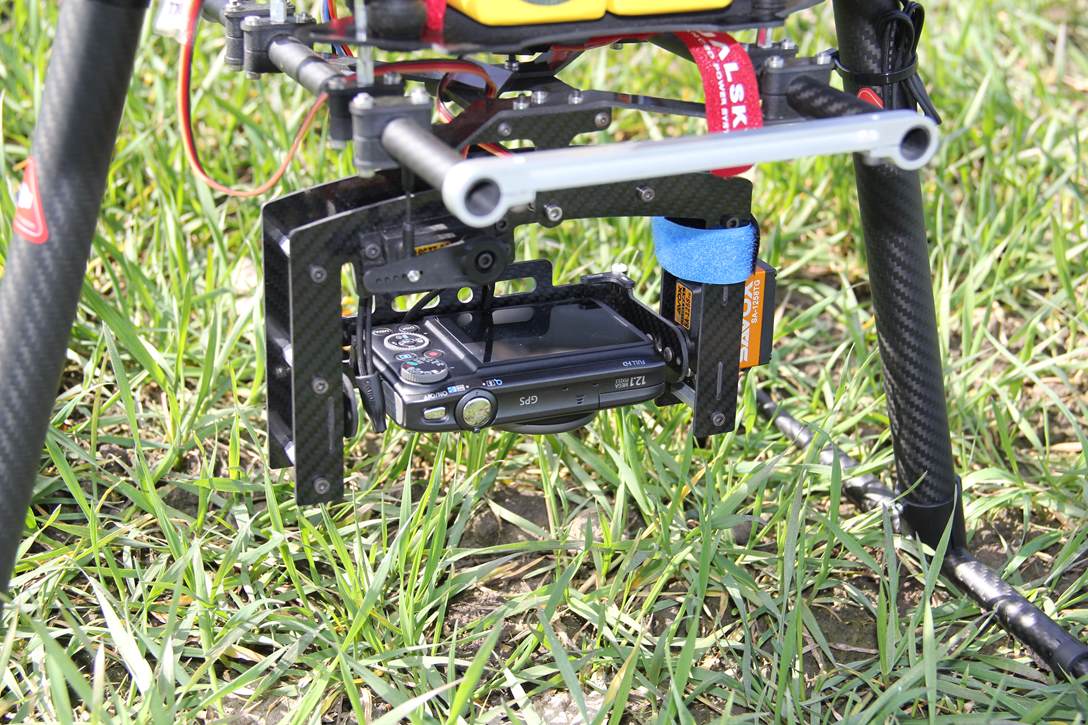 Dron z aparatem