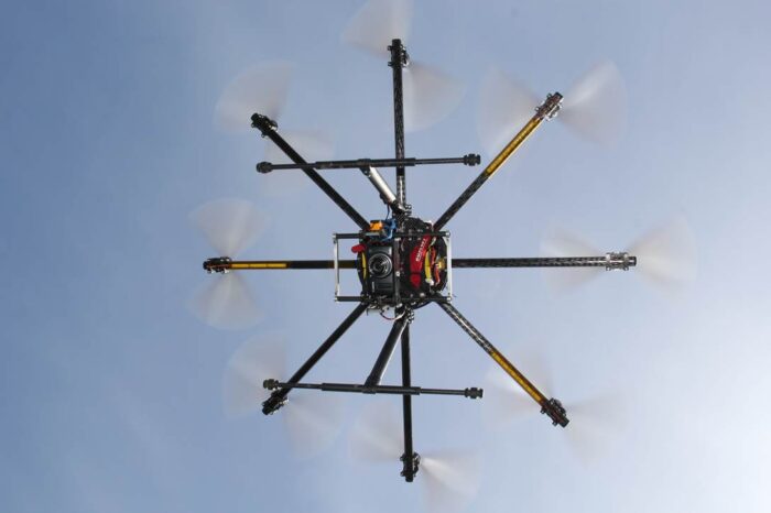 Dron w locie