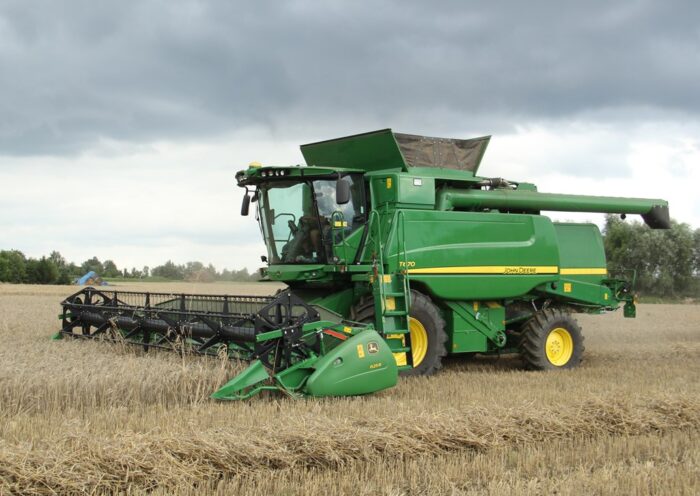 John Deere T670
