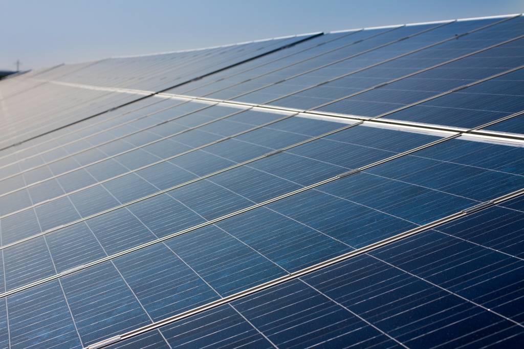 OZE, zielona energia, instalacje fotowoltaiczne, prąd, inwestycje w biurowcach, energia