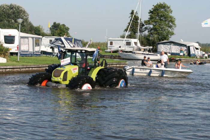 Płynący ciągnik Claas