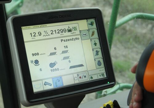 John Deere T670