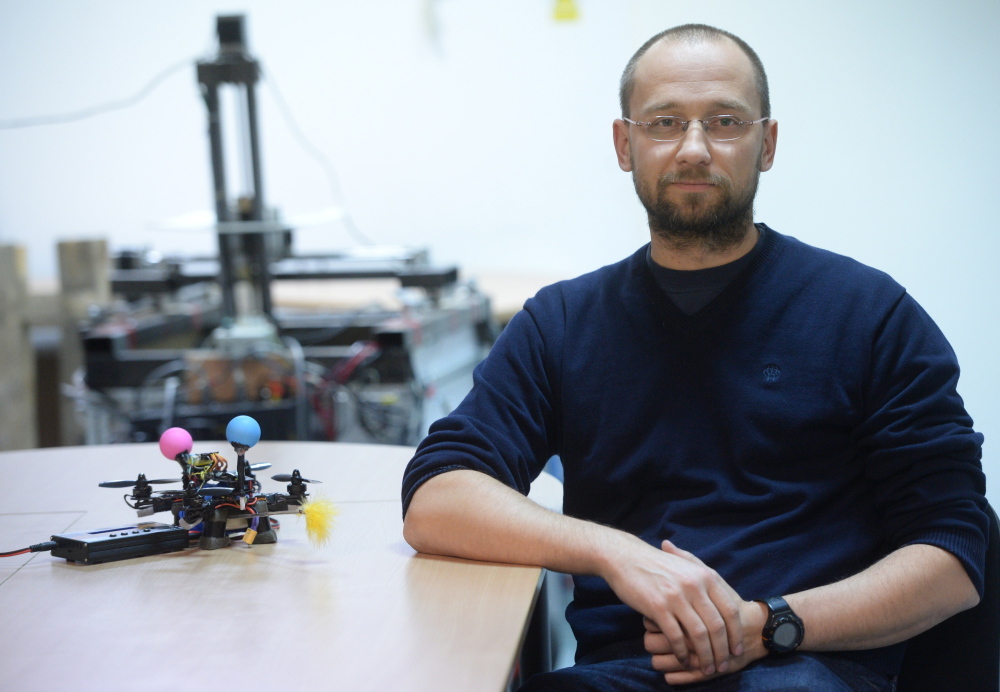 rafał dalewski, b-droid, robot-zapylacz, zapylanie roślin, pszczoły
