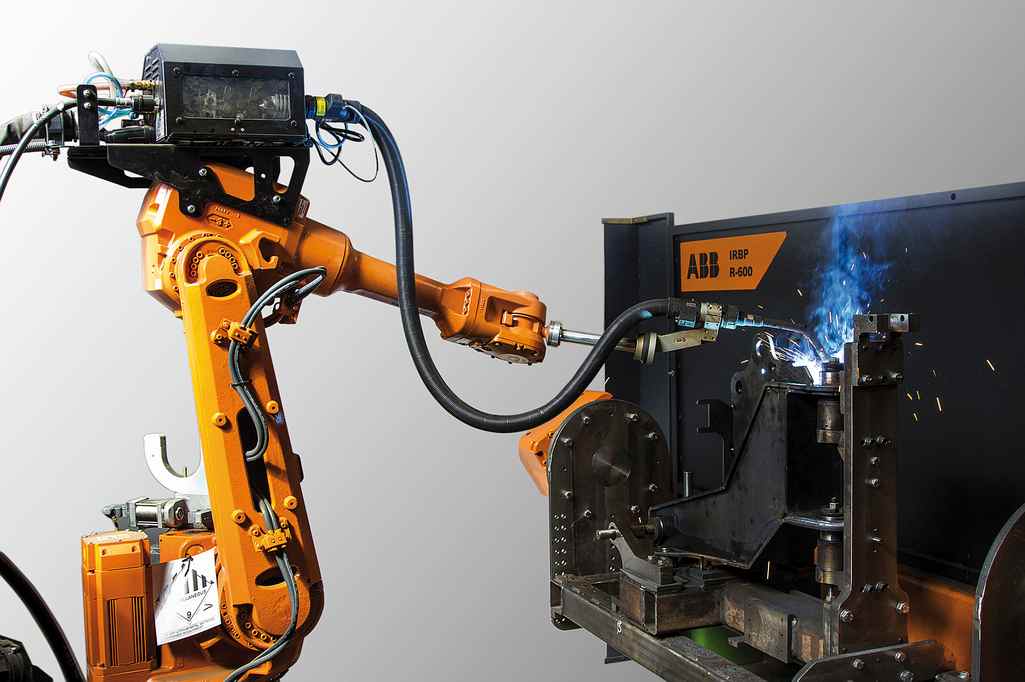 robot przy produkcji maszyn Samasz