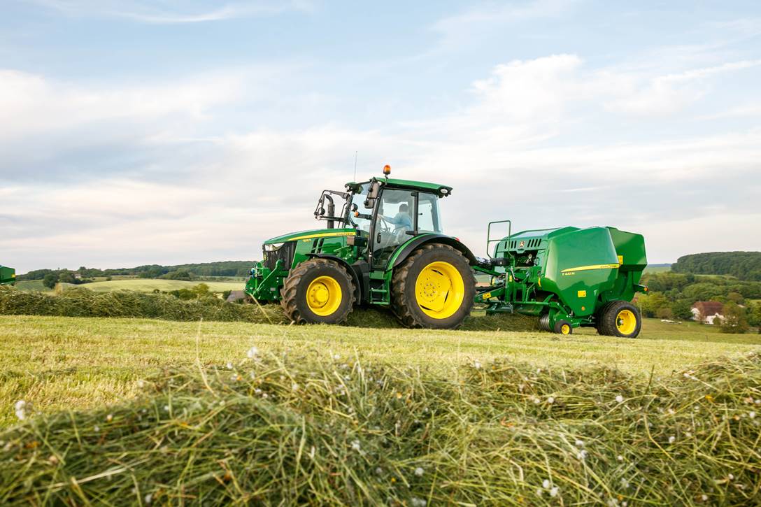 Ciągnik serii 5R i prasa John Deere F441M