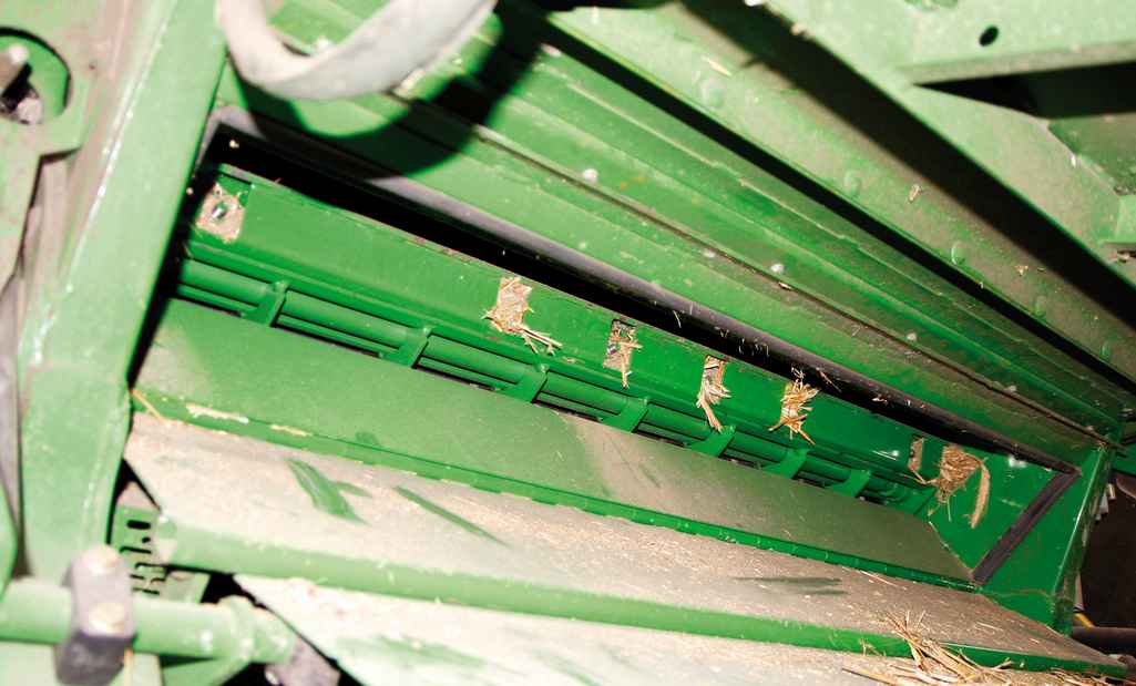 dostęp do założenia listwy booster bar w kombajnie John Deere serii W