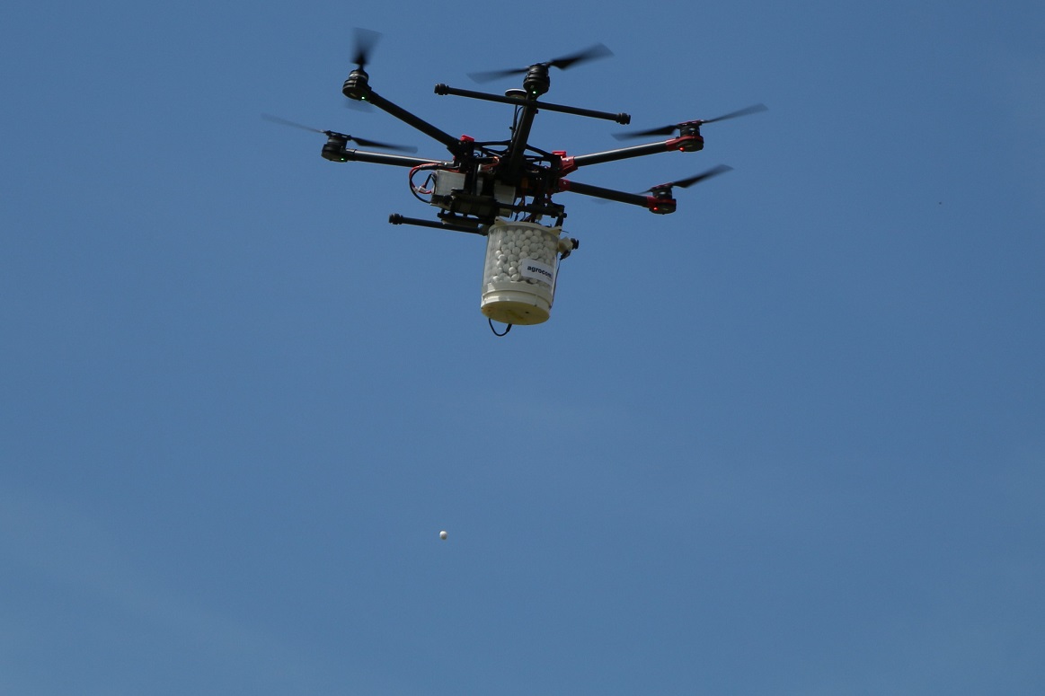 Dron zrzucający kulki Trichosafe
