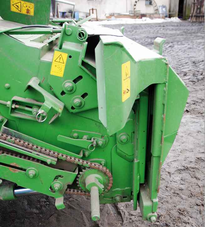 regulacja kąta pochyłu hedera w kombajnie John Deere serii W