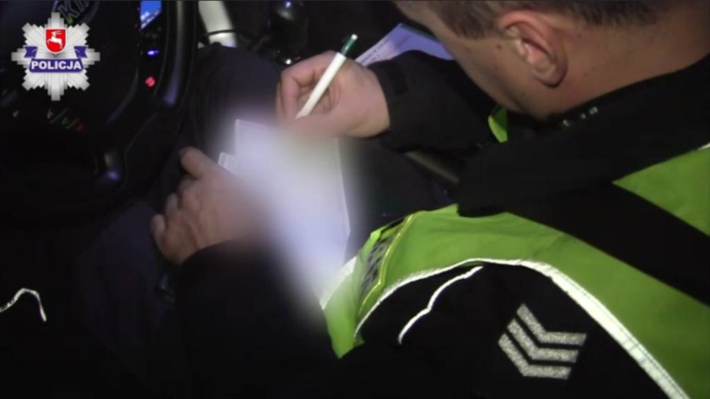 policja, wypadek, piesi na drodze, elementy odblaskowe, mandat za brak elementów odblaskowych
