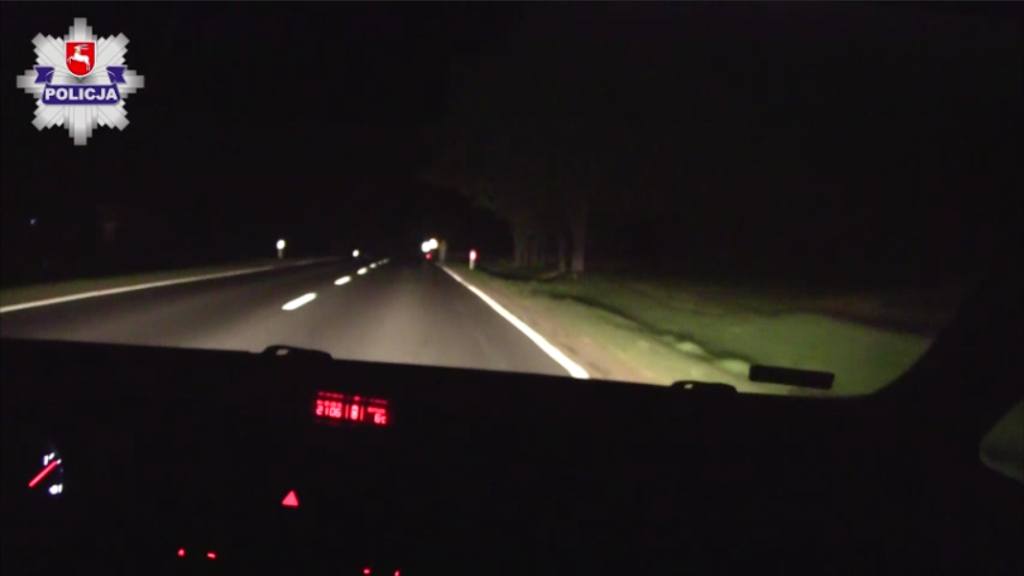policja, wypadek, piesi na drodze, elementy odblaskowe, mandat za brak elementów odblaskowych