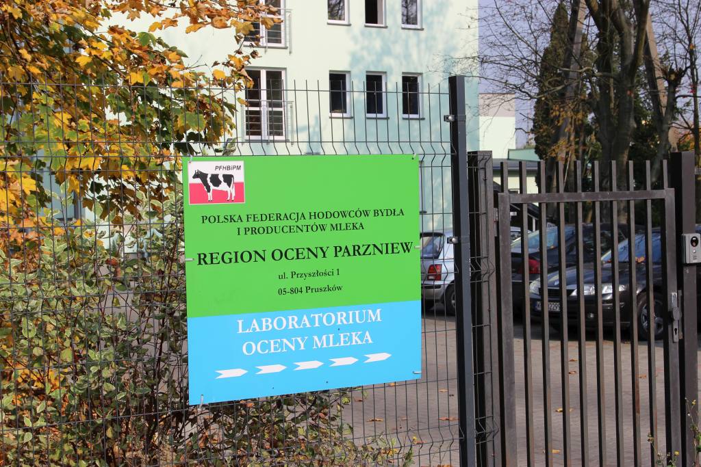 laboratorium Polskiej Federacji Hodowców Bydła i Producentów Mleka w Parzniewie, mleko, badanie mleka