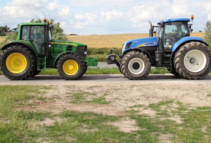 Ciągniki John Deere i New Holland