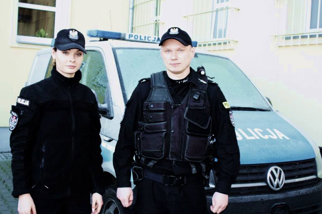 pies, zima, mróz, Strzelce Krajeńskie, policjanci uratowali psa