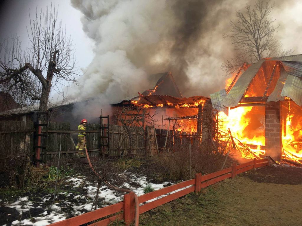 pożar, gospodarstwo, budynki gospodarskie, ciągnik