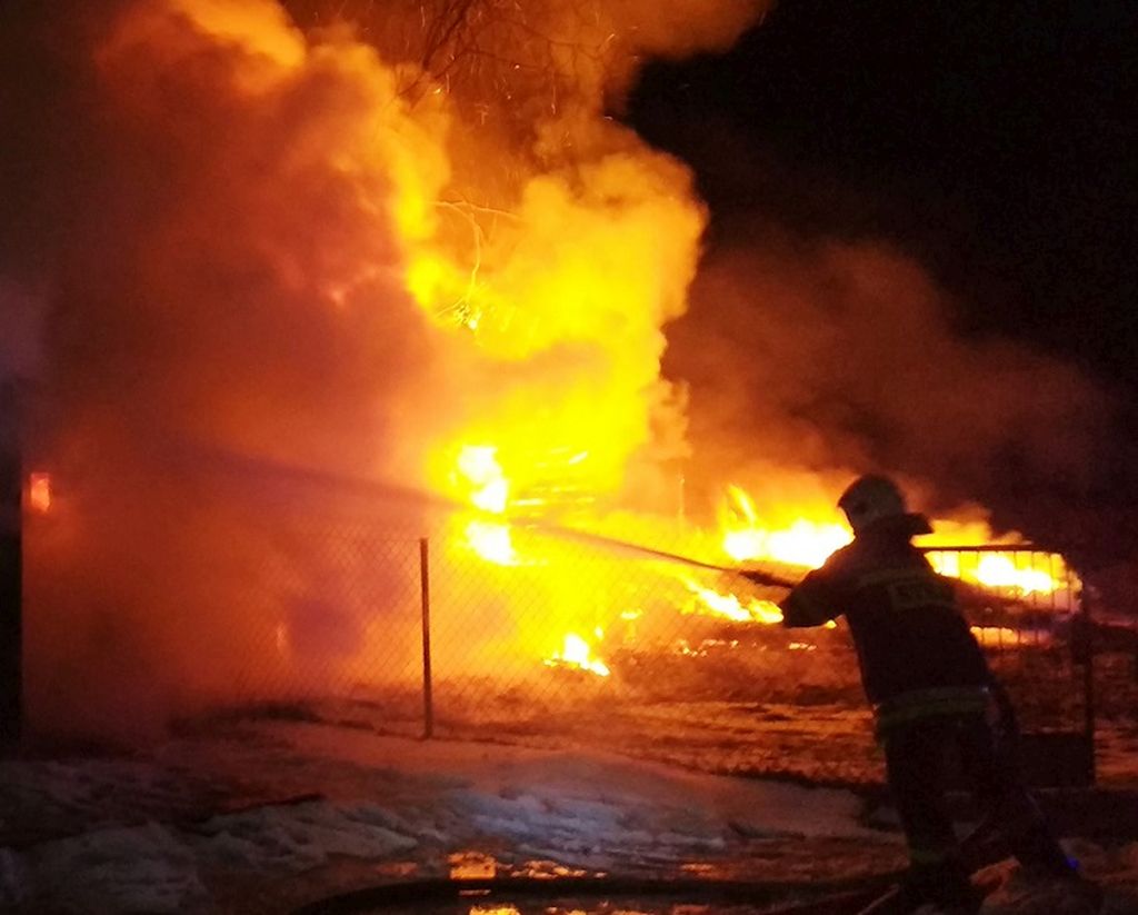 pożar gospodarstwa, straż graniczna, straż pożarna, wetlina, podkarpacie
