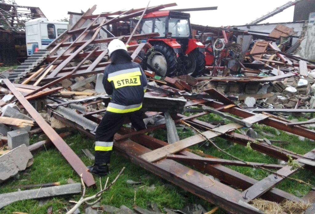 trąba powietrzna, zniszczenia w gospodarstwie, powiat lipski, mazowieckie, strażacy, OSP
