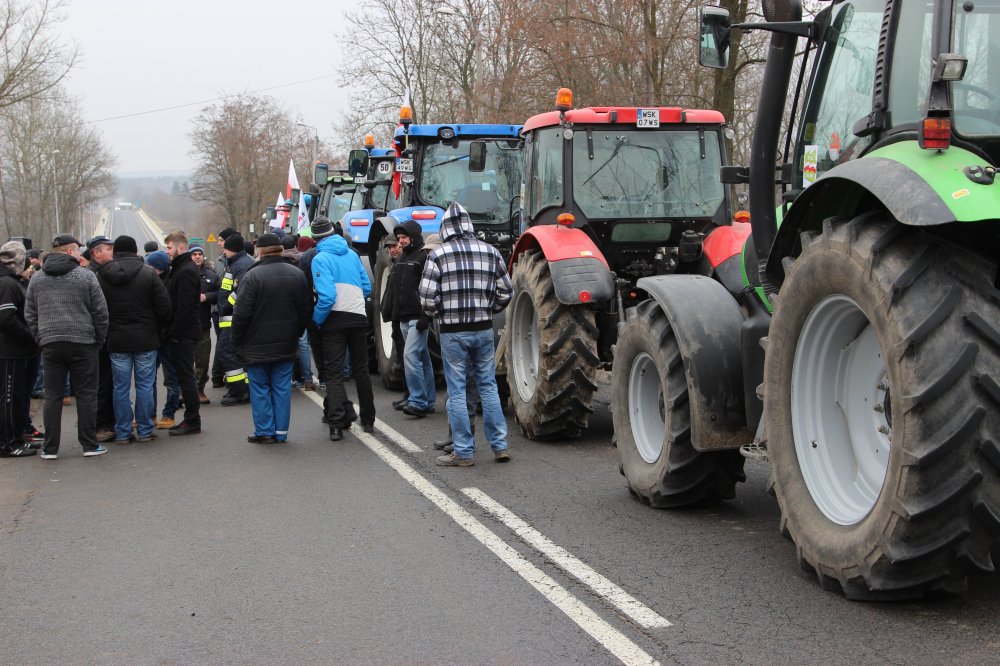 protest, blokada drogi, protest rolników, sadownicy, wiśnie, niskie ceny skupu wiśni