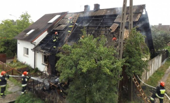 pożar w gospodarstwie, straty, straż pożarna, dom w ogniu, wieś