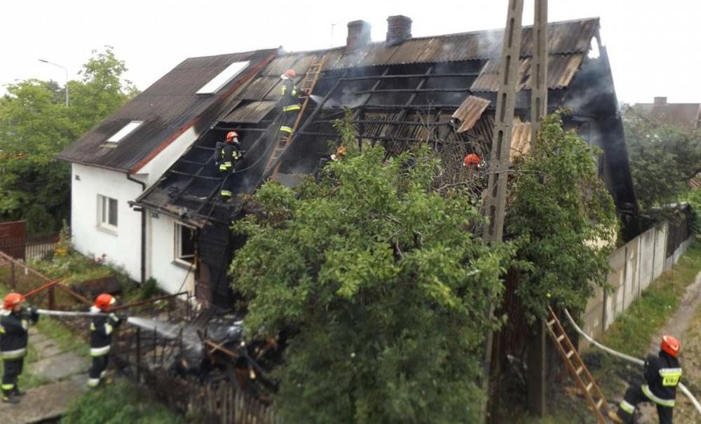 pożar w gospodarstwie, straty, straż pożarna, dom w ogniu, wieś