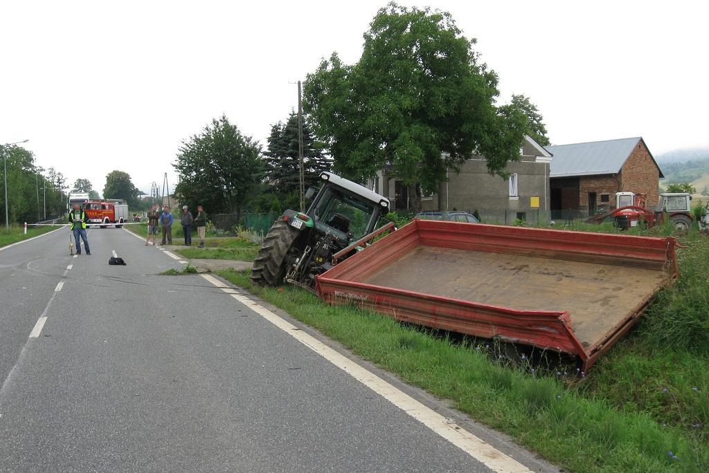 wypadek, podkarpackie, ciężarówka uderzyła w przyczepę ciągnika rolniczego, zderzenie