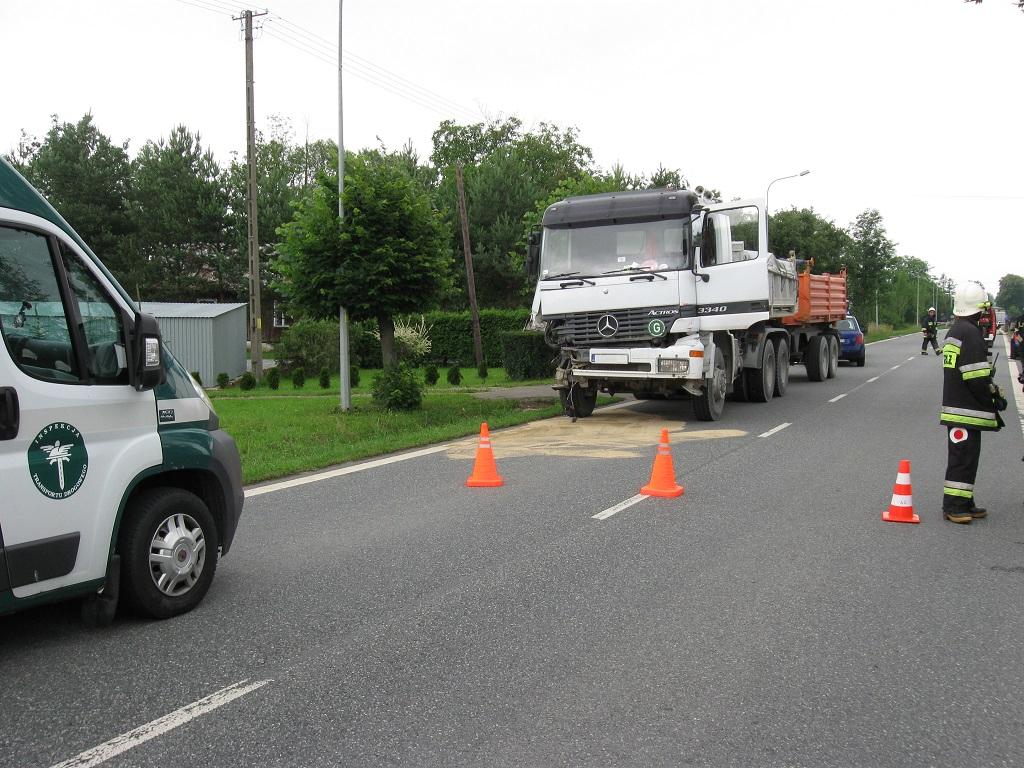 wypadek, podkarpackie, ciężarówka uderzyła w przyczepę ciągnika rolniczego, zderzenie