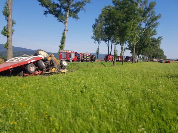 wypadek, dolnośląskie, autobus uderzył w ciągnik, policja, rolnik zginął na drodze