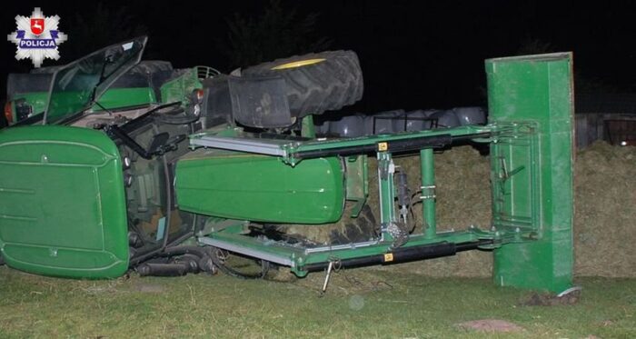 Zderzenie pojazdów było tak silne, że traktor rozpadł się na dwie części, a auto osobowe wpadło do rowu