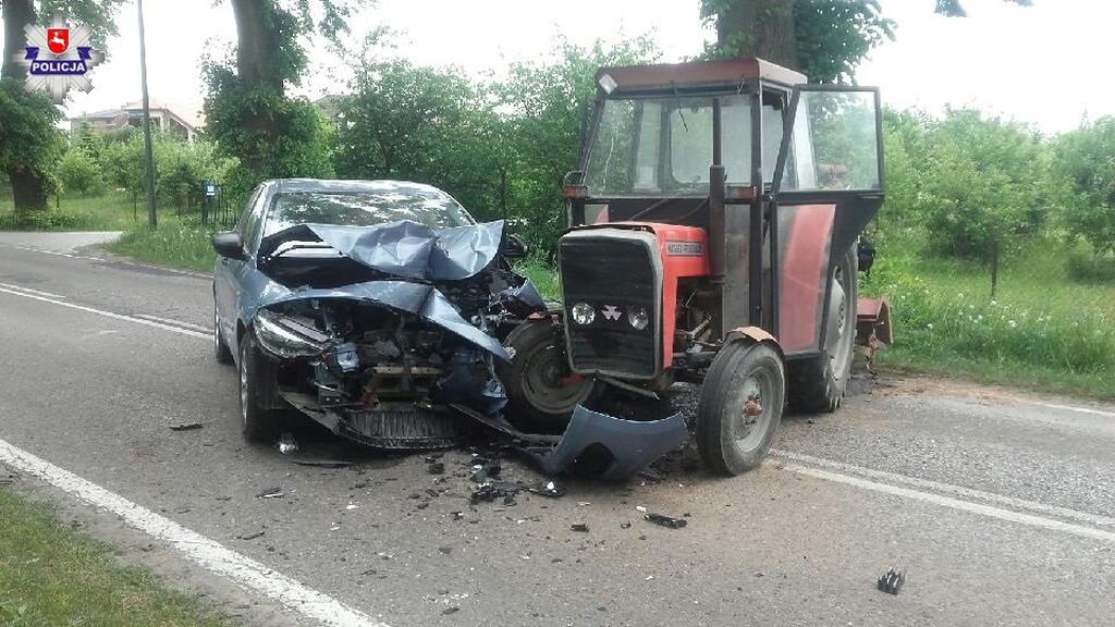 wypadek, ciągnik, zderzenie czołowe, lubelskie, policja, fiat tipo uderzył w ciągnik rolniczy