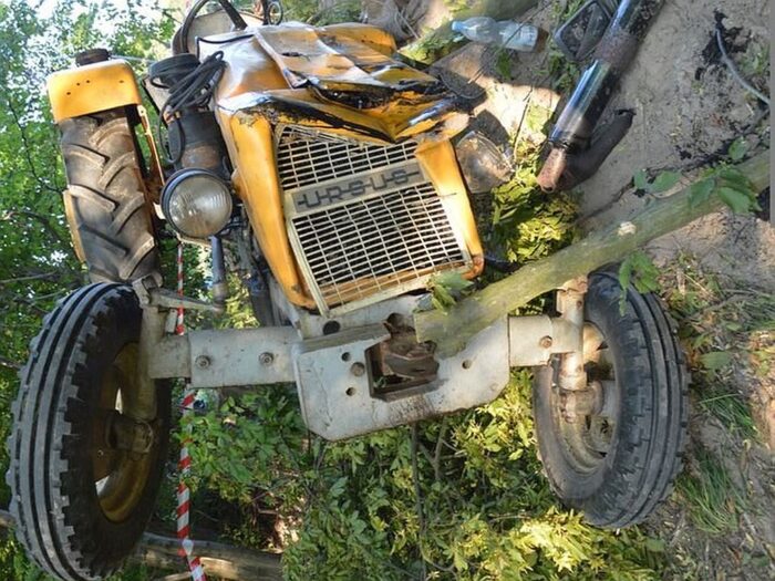 Zderzenie pojazdów było tak silne, że traktor rozpadł się na dwie części, a auto osobowe wpadło do rowu