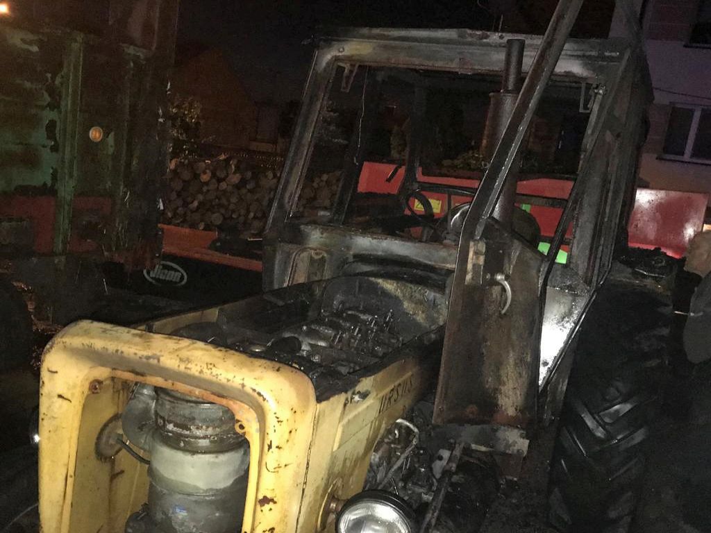 Zderzenie pojazdów było tak silne, że traktor rozpadł się na dwie części, a auto osobowe wpadło do rowu