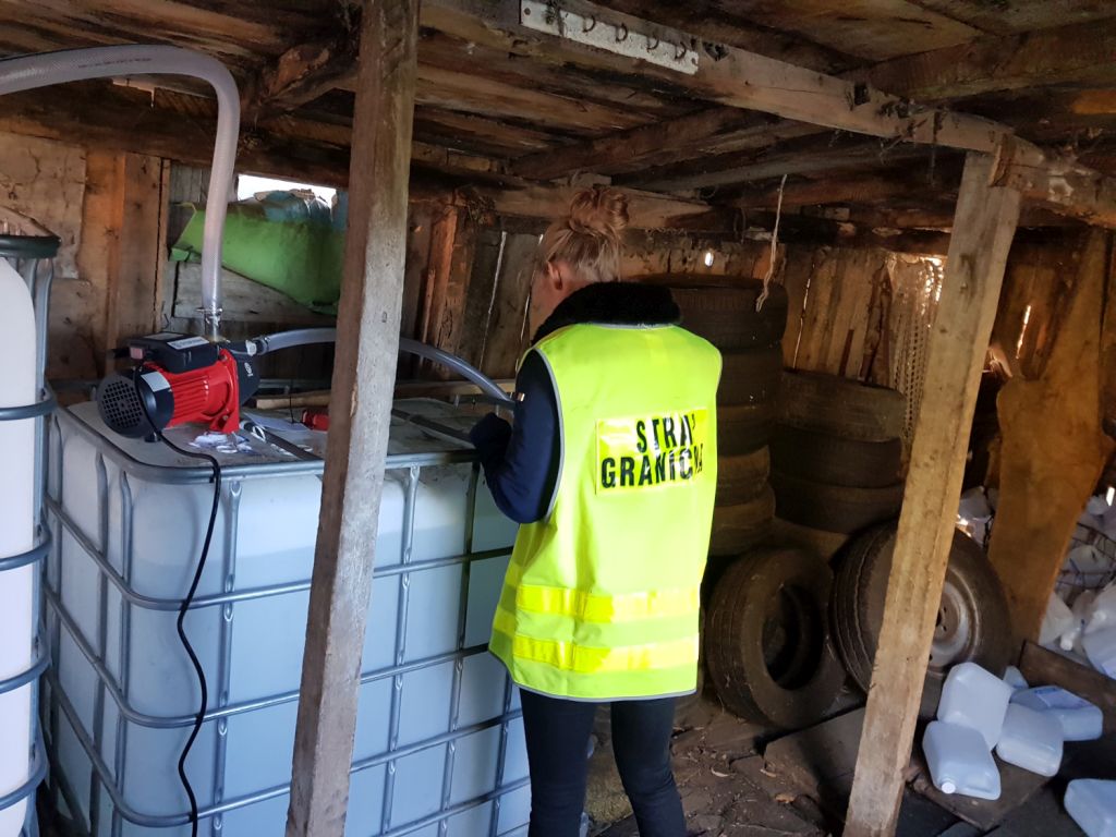 bimbrownia, nielegalna produkcja alkoholu, rozlewnia spirytusu, powiat inowrocławski, straż graniczna