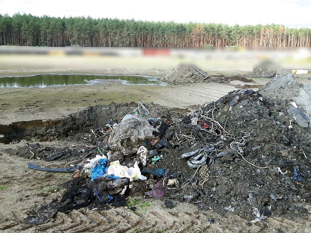 śmieci na polu, osowa sień, lubuskie, Maja Piwowarska, wschowa
