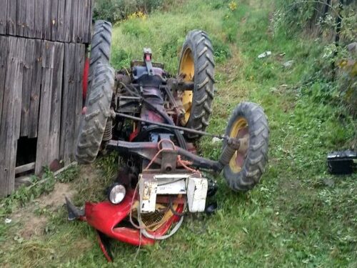 Zderzenie pojazdów było tak silne, że traktor rozpadł się na dwie części, a auto osobowe wpadło do rowu